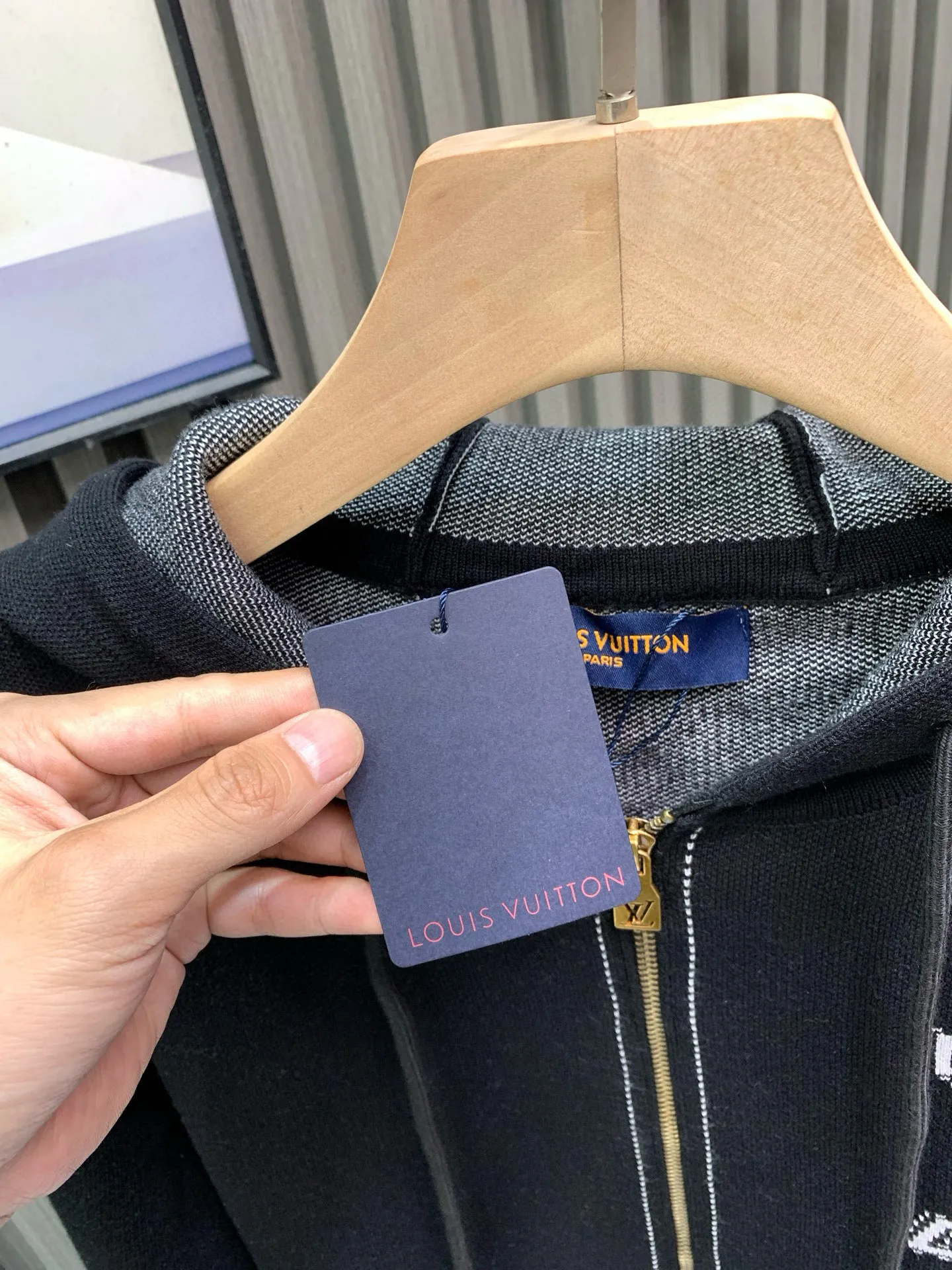 🅿️560 🀄️ Louis Vuitton Louis Vuitton lv intarsia pattern knitted zipper hoodie jacket. It is fashionable and practical and enhances the identity. The trend of low-key luxury, regardless of the occasion and age. Casual fashionable age-reducing artifact, fully showing the charm of fashion and luxury. Fiber cotton yarn texture, made of Stoll CNC fine knitting. It is delicate and soft and has good warmth. It is not tight at all when worn next to the body. Suitable to be worn alone or as an inner layer. The monogram intarsia flower pattern with needlework stitches exudes charming fashion charm. The black and white color matching reflects the perfect contrasting design. It is avant-garde and full of trendy beauty. The overall beauty is unquestionable. The inscribed zipper placket and dotted line design create an open-line look. The edges of the ribbed cuffs and hem are neat and detailed. Many details of the design will be visible at a glance. Can be worn with couples in the same style for both men and women.